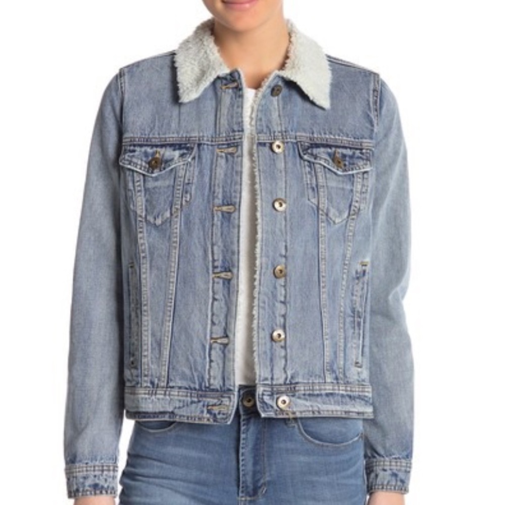 🔥Sale🔥NWT denim jacket w/faux shearling collar.